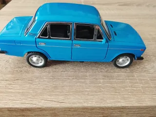 Coche de juguete de metal azul