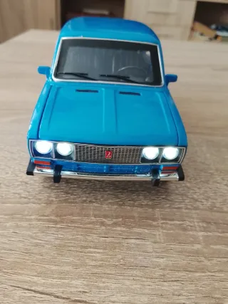 Coche de juguete de metal azul