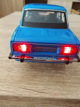 Coche de juguete de metal azul