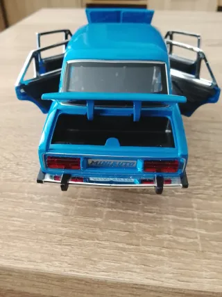 Coche de juguete de metal azul