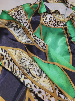 Camisa estampada verde y multicolor