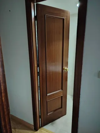 Puerta de madera con cristal decorado