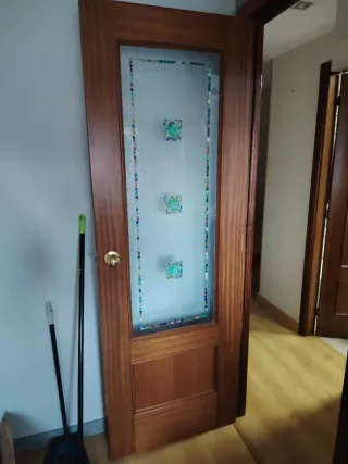 Puerta de madera con cristal decorado