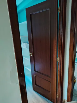 Puerta de madera con cristal decorado