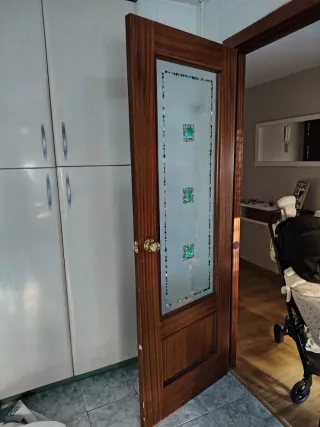 Puerta de madera con cristal decorado