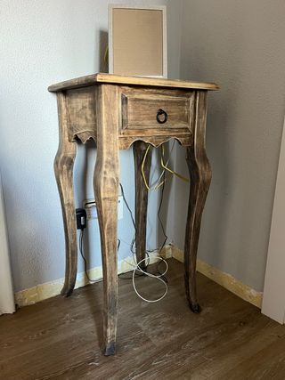 Mesa auxiliar de madera con cajón