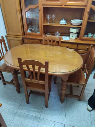 Mesa de comedor y sillas de madera