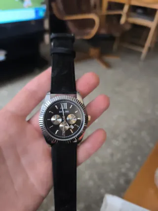 Reloj SKYLINE Negro y Plateado (no tiene caja)