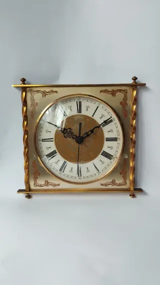 Reloj de pared antiguo dorado