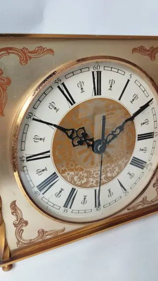Reloj de pared antiguo dorado