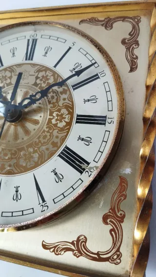 Reloj de pared antiguo dorado