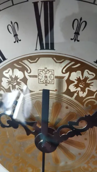 Reloj de pared antiguo dorado