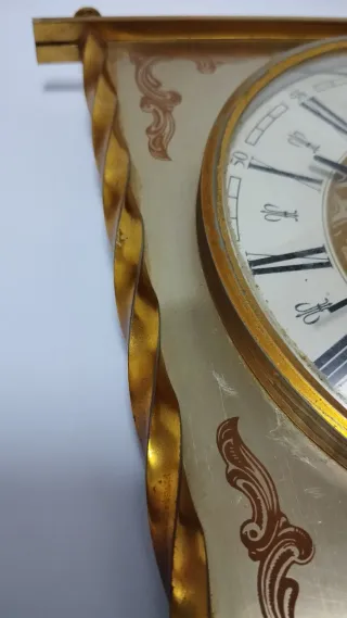 Reloj de pared antiguo dorado