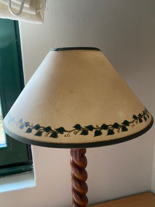 Lámpara de mesa, pie de madera.