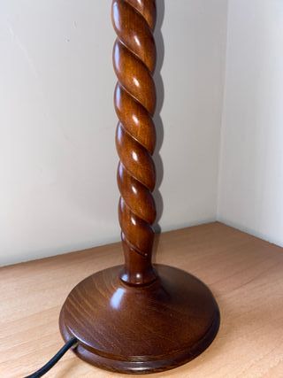 Lámpara de mesa, pie de madera.