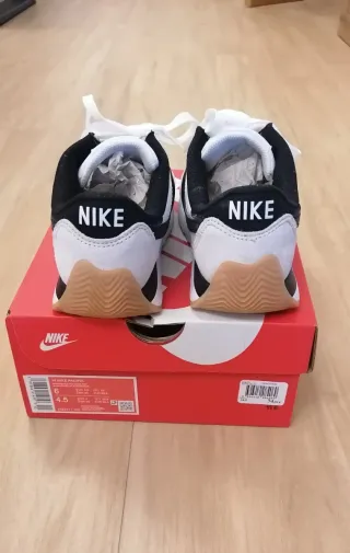 ZAPATILLAS DE DEPORTE NIKE BLANCAS Y NEGRAS