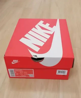 ZAPATILLAS DE DEPORTE NIKE BLANCAS Y NEGRAS