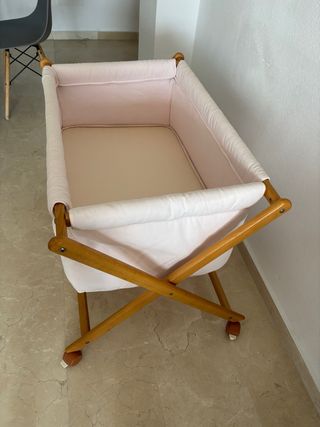 Minicuna de madera con ruedas