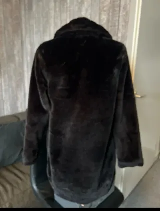 Abrigo largo de pelo negro