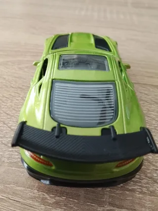 Coche de metal verde juguete