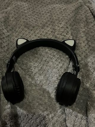 Cascos negros con orejas de gato luminosas