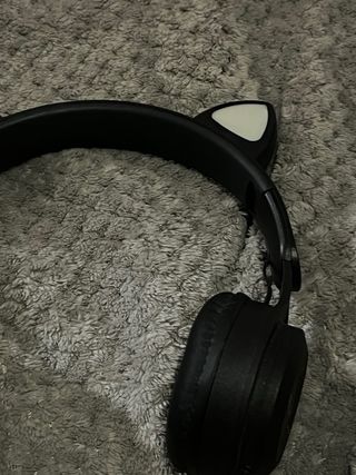 Cascos negros con orejas de gato luminosas