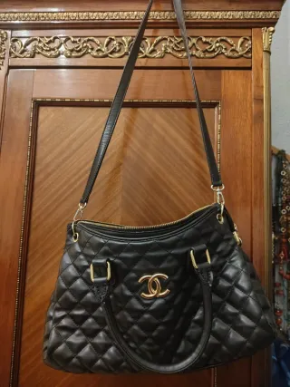 Borsa nera Chanel elegante con design trapuntato