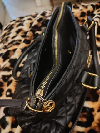 Borsa nera Chanel elegante con design trapuntato