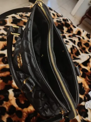 Borsa nera Chanel elegante con design trapuntato