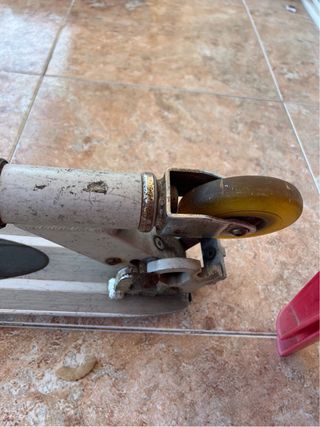 Patinete Razor J-Bug Plata Un poco antigua.