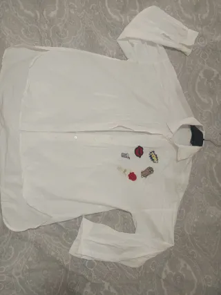 Camisa Zara blanca con parches