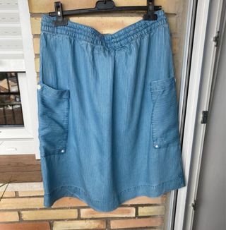 Falda de mujer con rayas finas