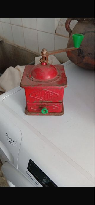 Molinillo de café antiguo rojo