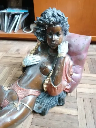 Estatueta feminina bronze