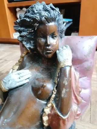 Estatueta feminina bronze