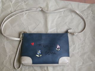 bolso color azul y beige con flores bordadas
