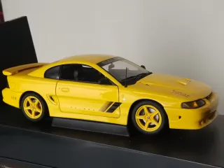 AUTOart 1998 Ford Mustang Saleen S351 escala 1:18