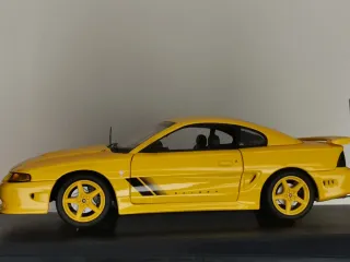 AUTOart 1998 Ford Mustang Saleen S351 escala 1:18