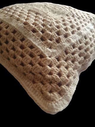 Cojín cuadrado tejido a mano beige