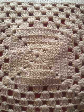 Cojín cuadrado tejido a mano beige