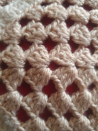 Cojín cuadrado tejido a mano beige