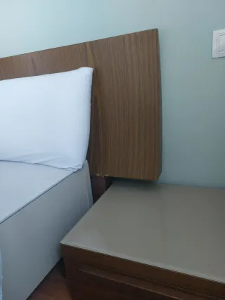 Cabecero cama matrimonio y mesillas madera