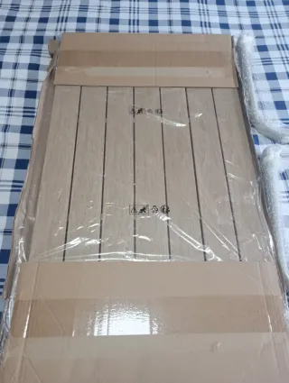 Tavolino piccolo in imitazione di legno e metallo