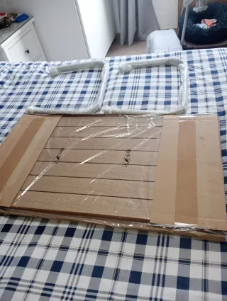 Tavolino piccolo in imitazione di legno e metallo