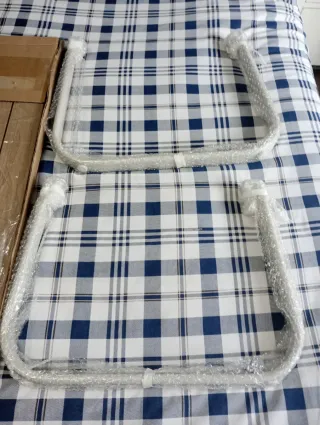 Tavolino piccolo in imitazione di legno e metallo