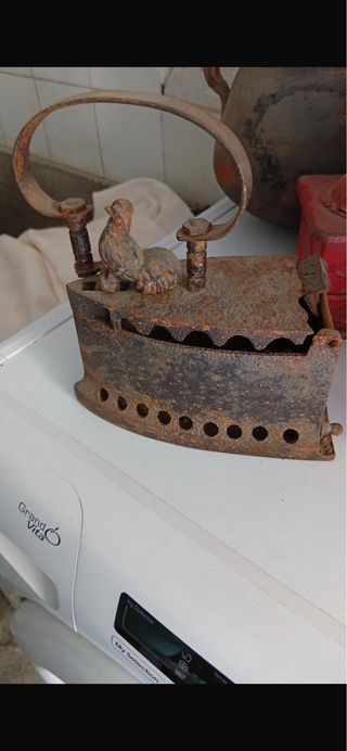 Plancha antigua de hierro con figura de ave