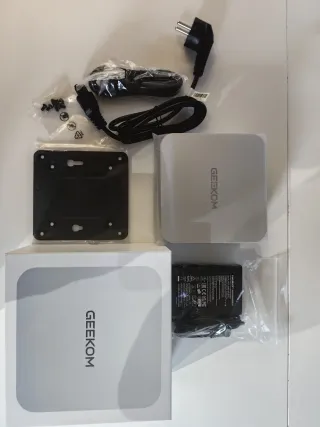 Mini PC Geekom A7 Max Gris Plata Nuevo