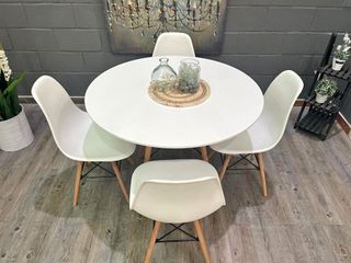 MESA REDONDA DE MADERA + 4 SILLAS NORDICAS