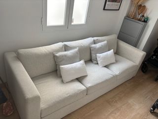 sofá de 3 plazas gris con cojines