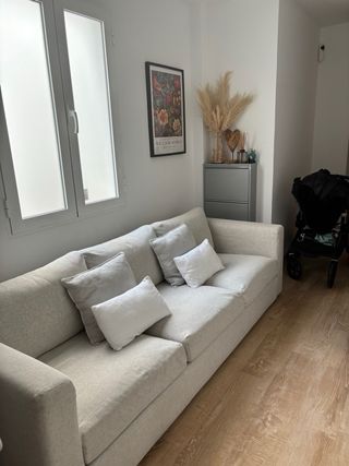 sofá de 3 plazas gris con cojines